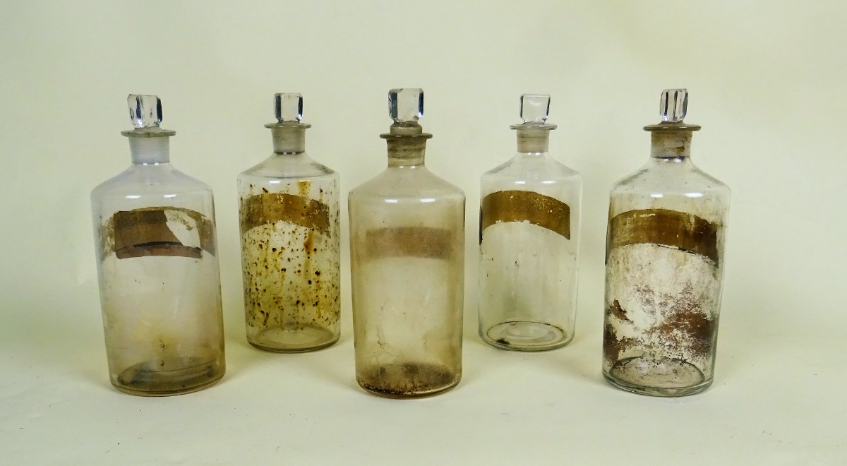 Antique Glass Apothecary Chemist Bottles (5).JPG